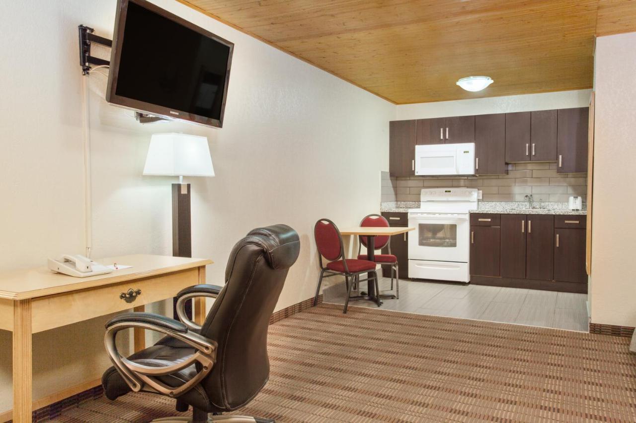 Econo Lodge Inn & Suites Medicine Hat Exterior foto