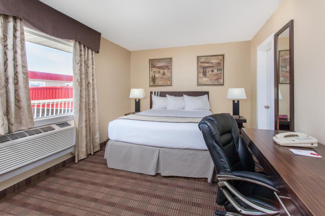 Econo Lodge Inn & Suites Medicine Hat Exterior foto